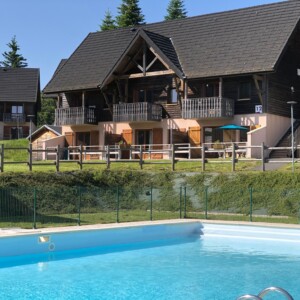 T3 Lamarmotte à Super-Besse surplombant la piscine