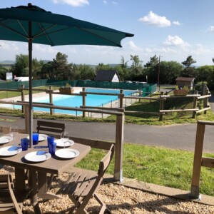 T3 Lamarmotte à Super-Besse, terrasse au dessus de la piscine