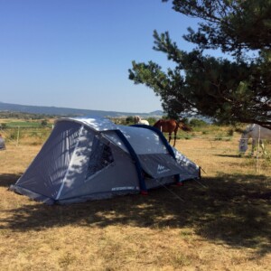 Bivouac chevaux, formule liberté avec tentes des vacanciers et nos chevaux en arrière-plan