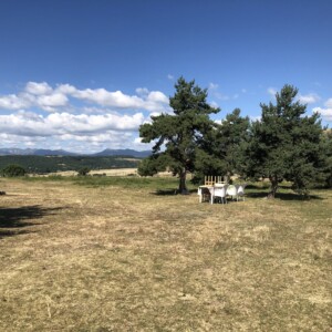 Bivouac chevaux, une vue dégagée sur les prés alentours et le massif du Sancy
