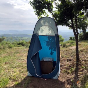 Bivouac lamas, tente toilettes sèches avec vue sur les villages de Saint-Julien et Champeix