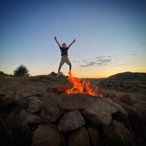 Bivouac lamas, un enfant saute derrière la zone de barbecue