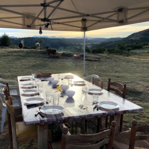 Bivouac lamas, la table est prête pour le dîner