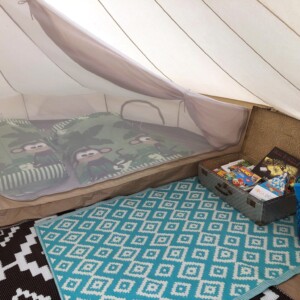 Bivouac lamas, tente avec 2 chambres pour 4 personnes et coin lecture/jeux