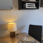 T3 Lamadalet à Super-Besse, zoom sur la table à manger avec une vaisselle colorée