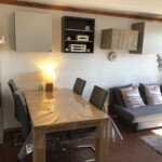 T3 Lamadalet à Super-Besse, coin repas pour 6 personnes avec 4 chaises et 2 tabourets