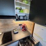T3 Lamadalet à Super-Besse, cuisine aménagée avec électro-ménagers et une vaisselle bien fournie