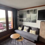 T3 Lamadalet à Super-Besse, salon avec télé TNT 49 pouces et terrasse exposée sud