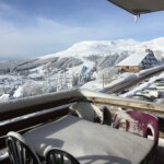 T3 Lamadalet à Super-Besse, terrasse enneigée et vue sur le Sancy