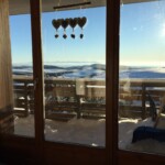 T3 Lamadalet à Super-Besse, terrasse enneigée et vue sur le Cézallier