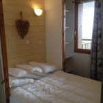 T3 Lamadado à Super-Besse, chambre avec lit double 140x190 et fenêtre exposée sud