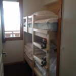 T3 Lamadado à Super-Besse, chambre avec lits superposés 90x190 et fenêtre exposée sud