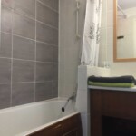 T3 Lamadado à Super-Besse, salle de bain avec baignoire/douche