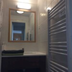 T3 Lamadado à Super-Besse, salle de bain avec radiateur sèche-serviette