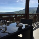 T3 Lamadado à Super-Besse, terrasse et mobilier pour manger dehors avec vue sur le massif du Sancy