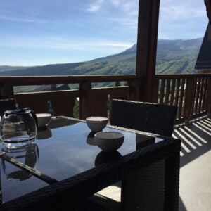 T3 Lamadado à Super-Besse, terrasse et mobilier pour manger dehors avec vue sur le massif du Sancy