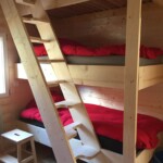 Lama-gîte à Gourdon, dortoir avec 3 lits superposés 90x190 et échelle de meunier