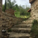 Lama-gîte à Gourdon, escalier d'accès sans main courante