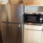 Lama-gîte à Gourdon, zoom sur la cuisine avec réfrigérateur-congélateur four micro-onde et hotspot wifi