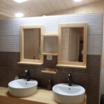 Lama-gîte à Gourdon, salle de bain avec 2 lavabos et 2 douches de part et d'autre derrière la cloison