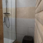 Lama-gîte à Gourdon, la douche de droite de la salle de bain