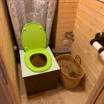 Lama-gîte à Gourdon, toilettes sèches séparé dans la salle de bain