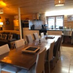 Lama-gîte à Gourdon, grande pièce de vie avec coin salon, salle à manger et cuisine