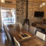 Lama-gîte à Gourdon, entrée, salon et salle à manger autour du poêle à bois