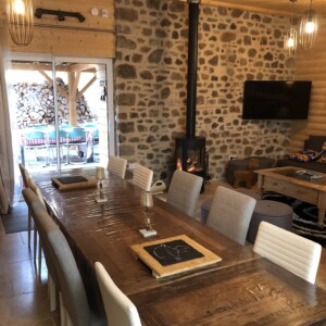 Lama-gîte à Gourdon, entrée, salon et salle à manger autour du poêle à bois