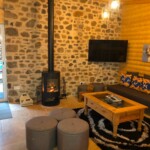 Lama-gîte à Gourdon, zoom sur entrée, poêle à bois et coin salon avec télévision 55 pouces