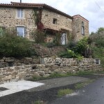 Lama-gîte à Gourdon, stationnement pour 3 véhicules légers et borne VE 32 ampères
