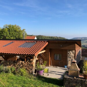 Lama-gîte à Gourdon, terrain, terrasse extérieure et espace barbecue
