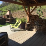 Lama-gîte à Gourdon, espace barbecue à coté de la terrasse couverte
