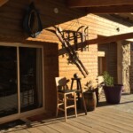 Lama-gîte à Gourdon, entrée à l'abris sous la terrasse couverte