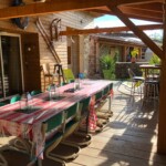 Lama-gîte à Gourdon, terrasse abritée orientée nord-ouest