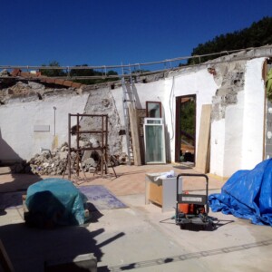 On commence à y voir clair pour installer la nouvelle toiture... Lama-gîte à Gourdon, travaux de restauration