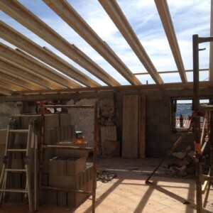 Pose de la toiture avec des poutres en I de 26cm de hauteur. Lama-gîte à Gourdon, travaux de restauration