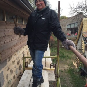 La réhausse en parpaings est cachée derrière un bardage en bois. Lama-gîte à Gourdon, travaux de restauration