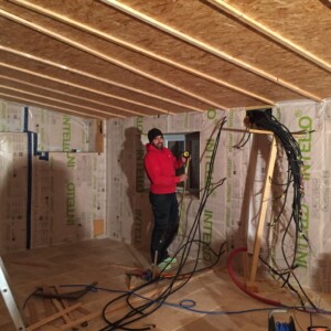 La cloison périphérique est finie avec un film frein vapeur assurant l'étanchéité à l'air. Lama-gîte à Gourdon, travaux de restauration