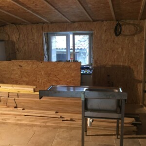La cloison périphérique de la cuisine est recouverte d'OSB pour faciliter la pose du mobilier. Lama-gîte à Gourdon, travaux de restauration