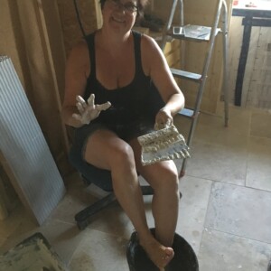 Pose du carrelage de la salle de bain par une artisante qualifiée :-) Lama-gîte à Gourdon, travaux de restauration