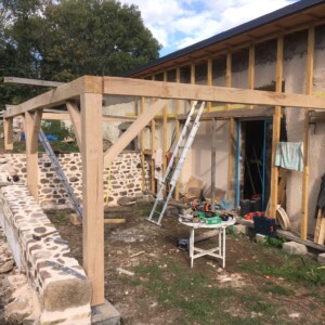 Installation de la charpente en chêne de la terrasse. Lama-gîte à Gourdon, travaux de restauration