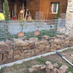 Rien de mieux qu'un confinement pour la cueillette de cailloux afin de réaliser un mur en gabion. Lama-gîte à Gourdon, travaux de restauration