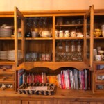 Lama-gîte à Gourdon, zoom sur le vaisselier bien garni