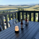 T3 Lamarandière des cimes à Super-Besse, zoom sur la terrasse et vue sur le Cézallier et le massif du Cantal