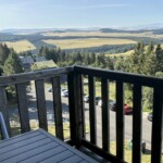 T3 Lamarandière des cimes à Super-Besse, zoom sur la terrasse et vue sur le stationnement extérieur de la résidence