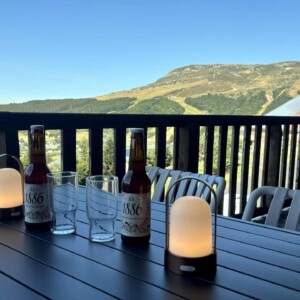 T3 Lamarandière des cimes à Super-Besse, zoom sur la terrasse avec lanternes et vue sur le massif du Sancy