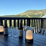 T3 Lamarandière des cimes à Super-Besse, zoom sur la terrasse avec lanternes et vue sur le massif du Sancy