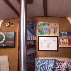 Lamarine, carré de Tibatoanou, Sun Odyssey 36i Performance, avec bibliothèque et écran 27 pouces