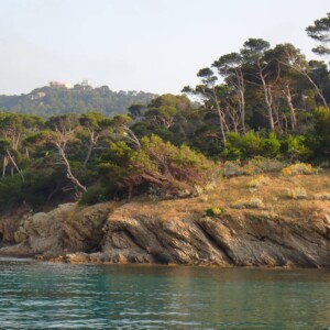 Lamarine, Tibatoanou Sun Odyssey 36i Performance en balade côtière dans les îles d'Or.